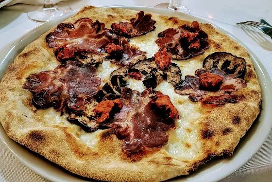 Pizza cotta nel forno a legna della pizzeria La Solita a Salice Salentino