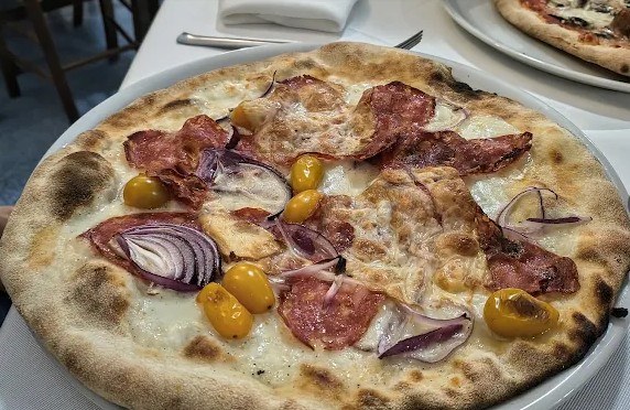 Pizza della tradizione servita in tavola in pizzeria a Salice Salentino