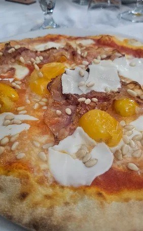 Pizza farcita della pizzeria La Solita a Salice Salentino